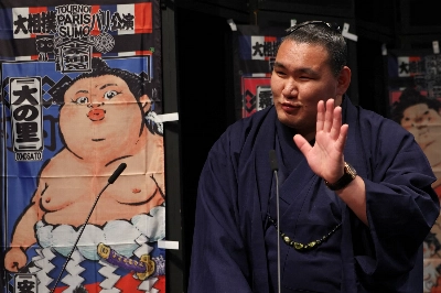 <i>Yokozuna</i> Hoshoryu waves to reporters during a news conference at the Japanese Culture House of Paris on June 11.