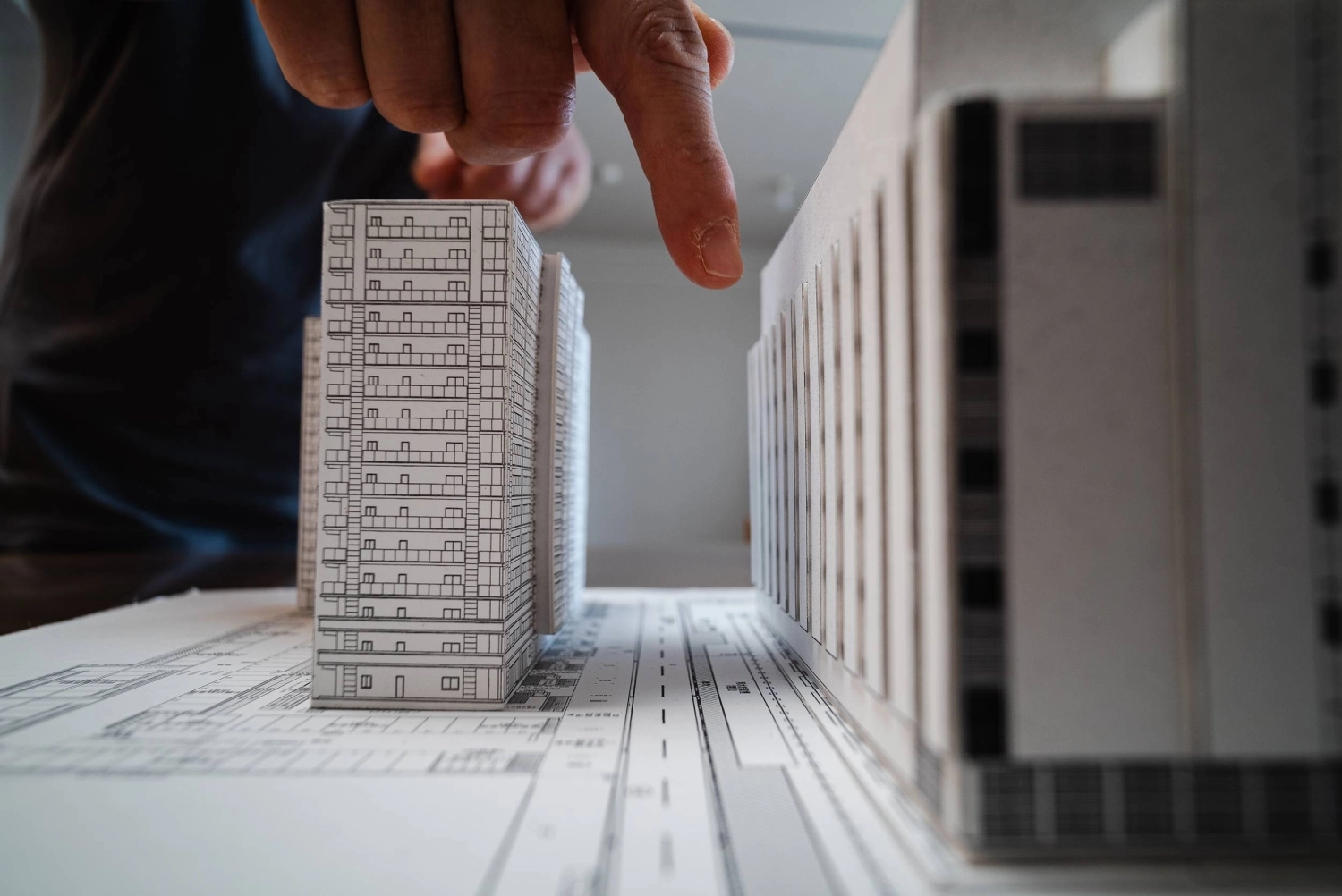 A model showing the size of the data center currently in development (right) across from the condominium where the Tanikawa family lives in Inzai. A model showing the size of the data center currently in development (right) across from the condominium where the Tanikawa family lives in Inzai.