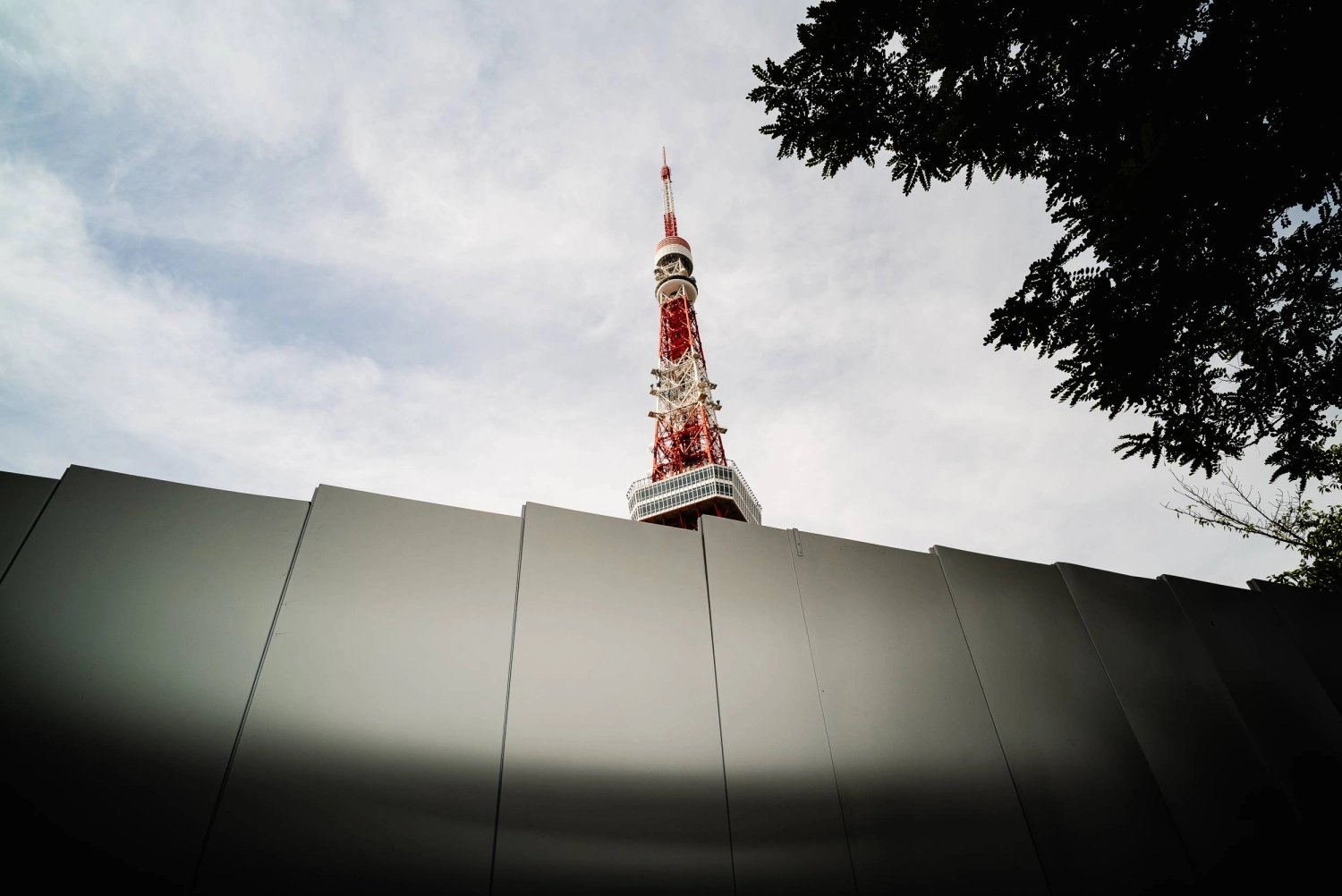 At the foot of the 333-meter Tokyo Tower in the heart of Tokyo, a 40-meter-high data center is currently under construction in an adjacent plot. At the foot of the 333-meter Tokyo Tower in the heart of Tokyo, a 40-meter-high data center is currently under construction in an adjacent plot.