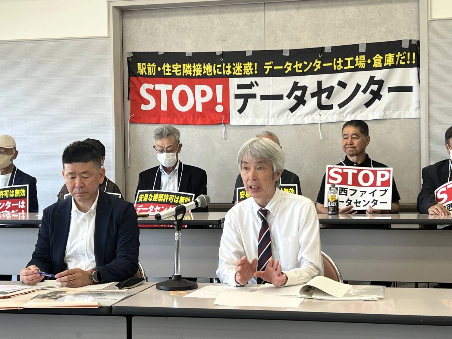 Satoshi Oikawa, a lawyer representing residents in a lawsuit over a planned data center in Inzai, speaks to reporters in Chiba on May 19, as Munekazu Tanikawa, one of the plaintiffs, looks on. Satoshi Oikawa, a lawyer representing residents in a lawsuit over a planned data center in Inzai, speaks to reporters in Chiba on May 19, as Munekazu Tanikawa, one of the plaintiffs, looks on.