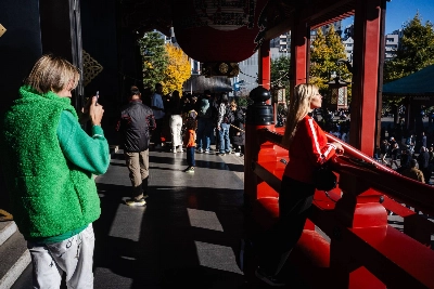 The number of foreign visitors to Japan reached a high of 42.68 million in 2025.