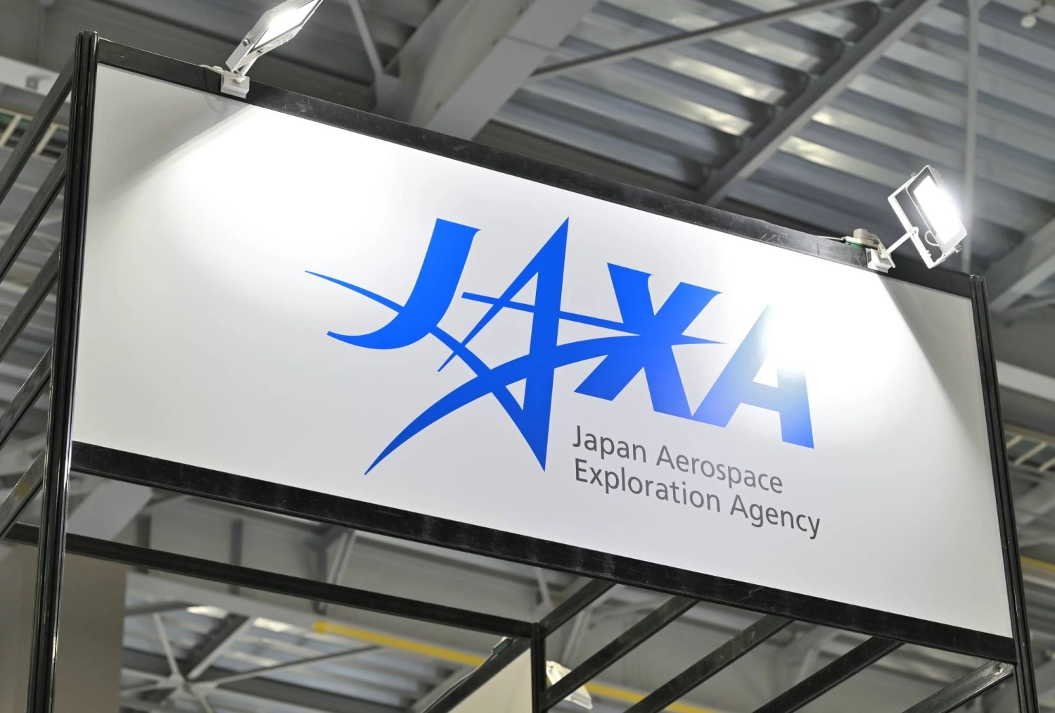 The Japan Aerospace Exploration Agency tested a prototype reusable rocket in Noshiro, Akita Prefecture, on Saturday, with the rocket reaching a height of about 10 meters, and then landing. The flight lasted about 40 seconds.