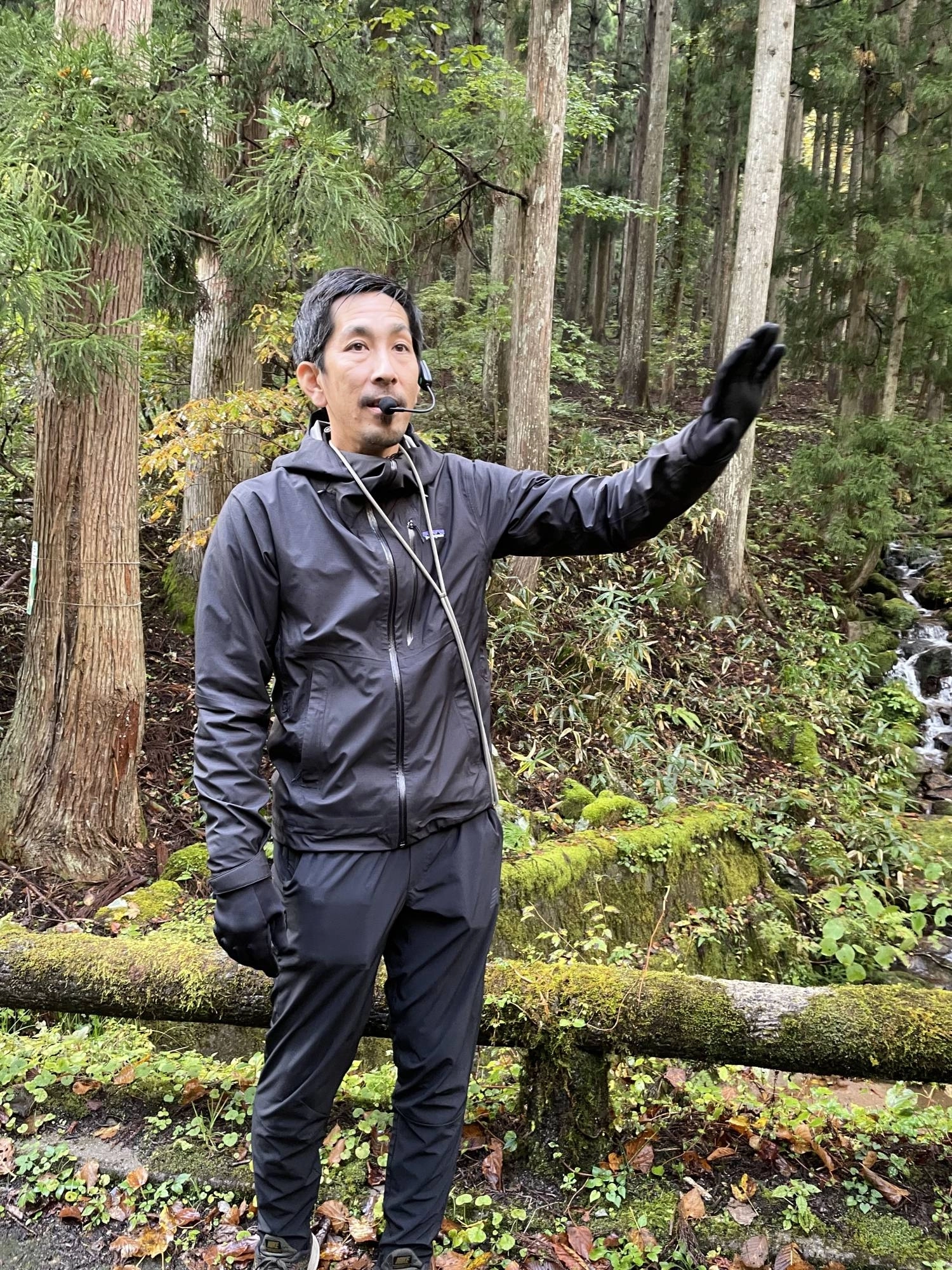 Futoshi Nishioka conducts a tour of a forest in Nishiawakura, Okayama Prefecture. Futoshi Nishioka conducts a tour of a forest in Nishiawakura, Okayama Prefecture.