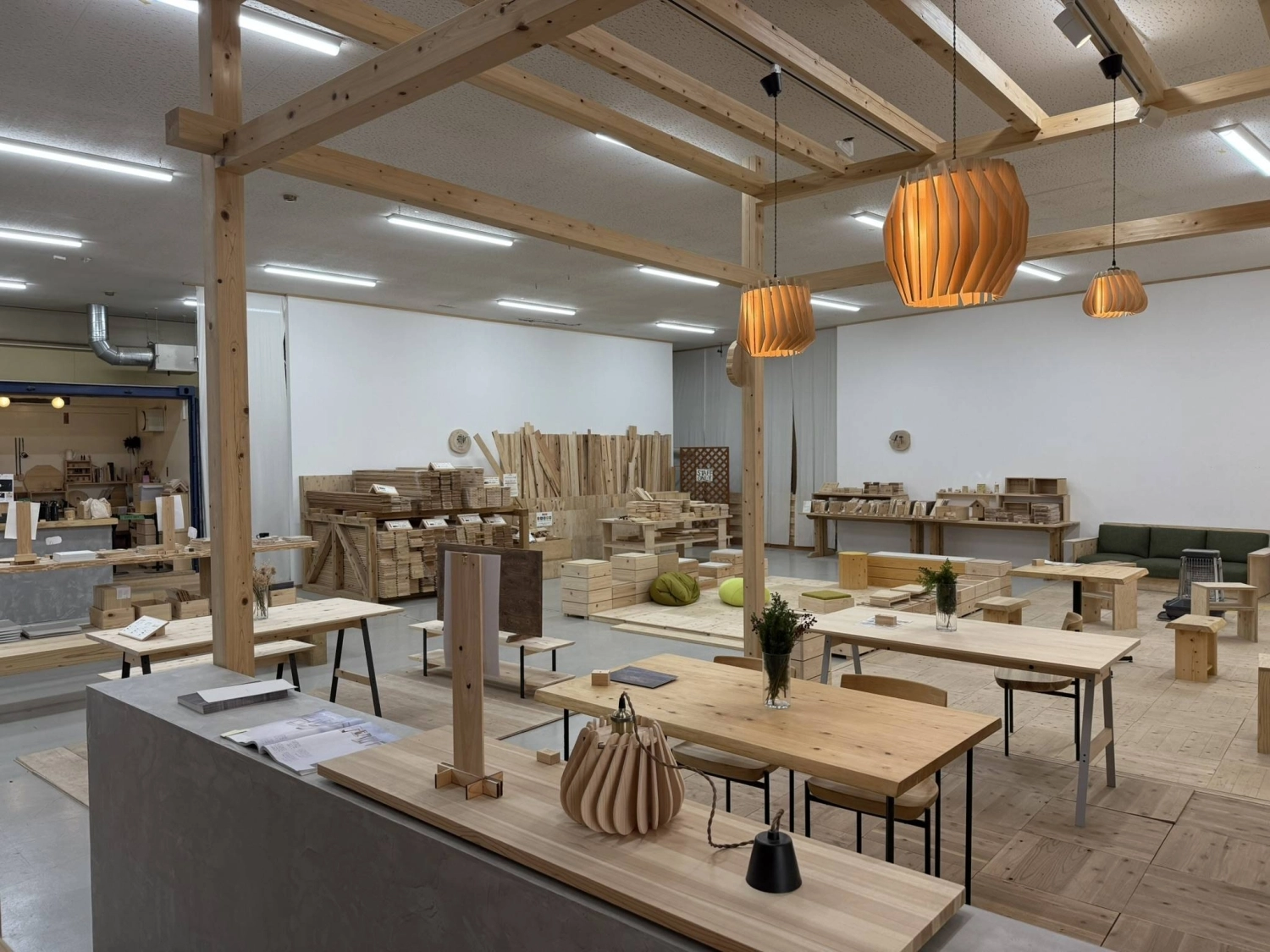 A showroom inside Base 101%, which houses a forestry education facility as well as restaurants and shops featuring local dishes and handicrafts, in Nishiawakura, Okayama Prefecture. A showroom inside Base 101%, which houses a forestry education facility as well as restaurants and shops featuring local dishes and handicrafts, in Nishiawakura, Okayama Prefecture.