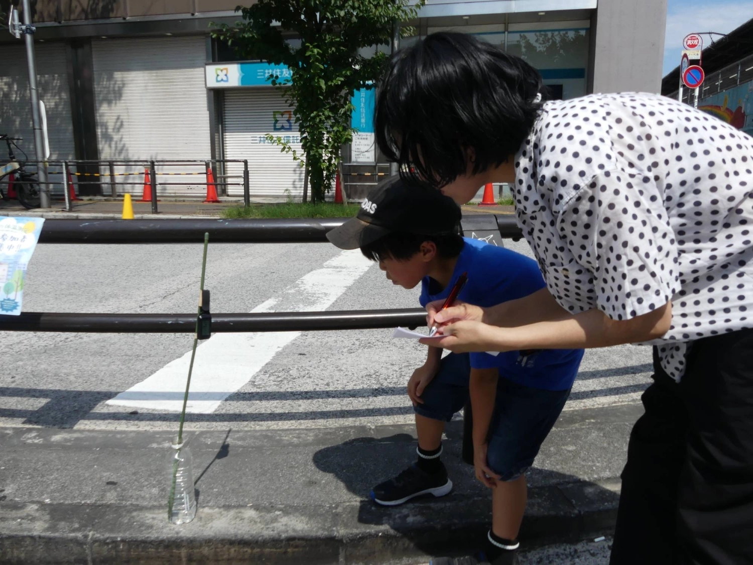 Sumiko Sasamoto and her son measure temperatures in Tokyo's Nakano Ward on Aug. 2 as part of a citizens' initiative to study how to increase tree coverage in the ward. Sumiko Sasamoto and her son measure temperatures in Tokyo's Nakano Ward on Aug. 2 as part of a citizens' initiative to study how to increase tree coverage in the ward.
