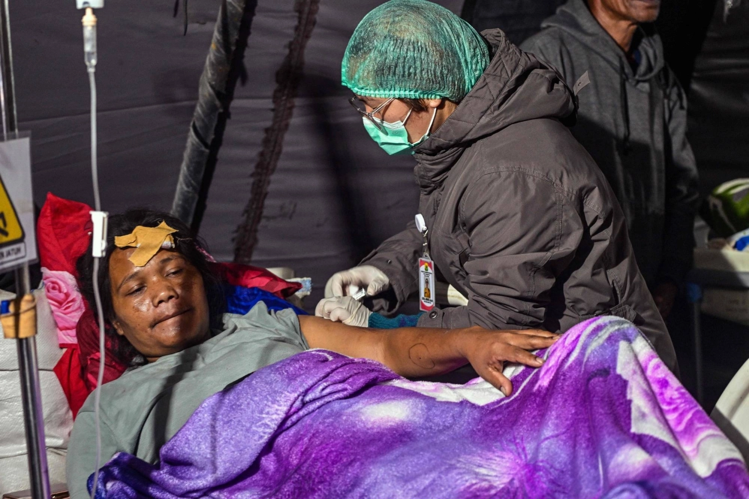 Thousands await aid after deadly Indonesian quake - The Japan Times