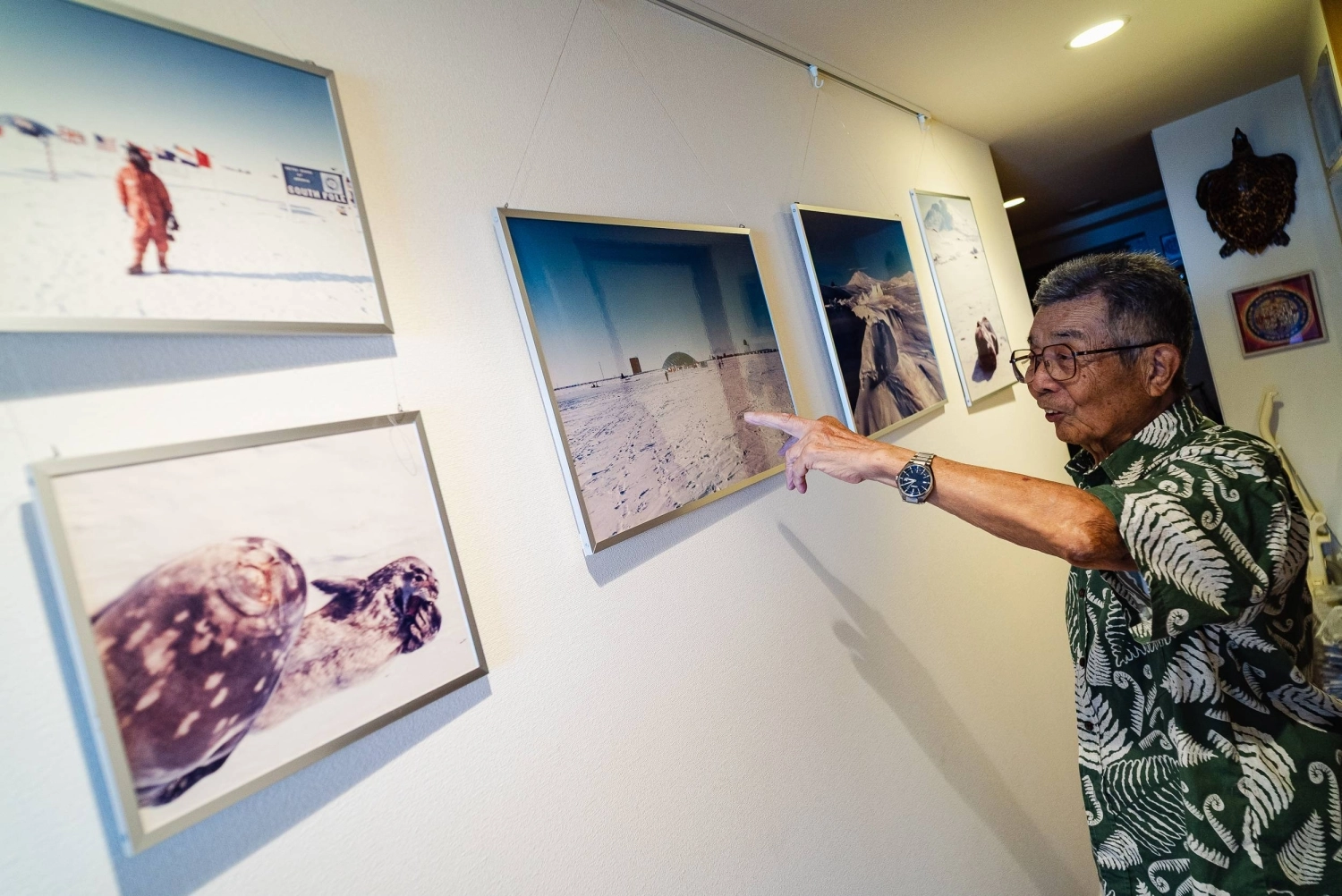 Katsutada Kaminuma discusses photos from Antarctica on display at his home in Hiratsuka, Kanagawa Prefecture. Katsutada Kaminuma discusses photos from Antarctica on display at his home in Hiratsuka, Kanagawa Prefecture.