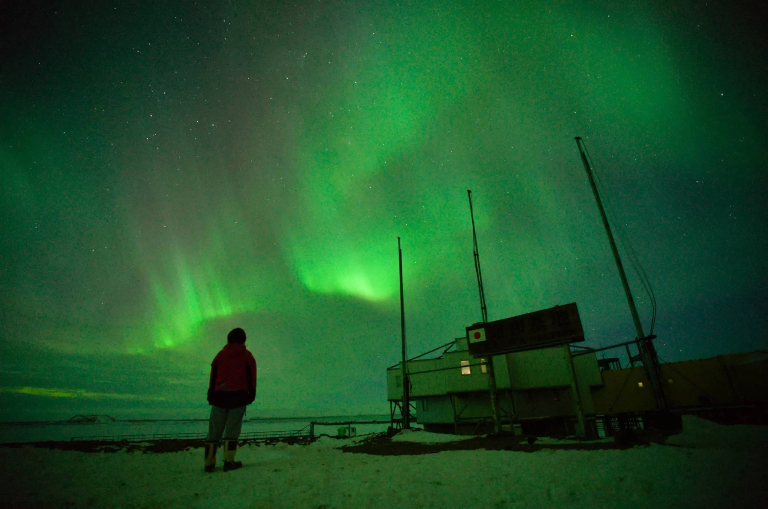 Auroras are a common sight in the sky above Syowa Station, Japan's research base in Antarctica. Auroras are a common sight in the sky above Syowa Station, Japan's research base in Antarctica.