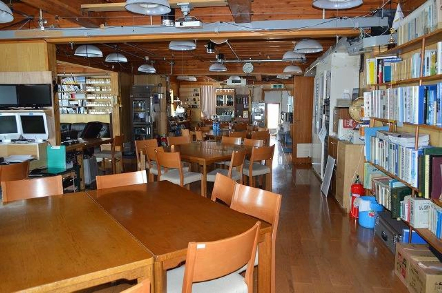 The cafeteria at Syowa Station, where expedition members dine and relax The cafeteria at Syowa Station, where expedition members dine and relax