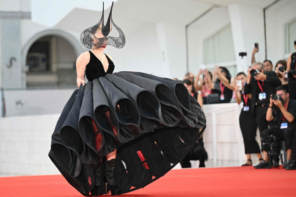 lady gaga joker premiere dress Lady Gaga steps out in dramatic headpiece for 'Joker: Folie Deux' premiere in Venice