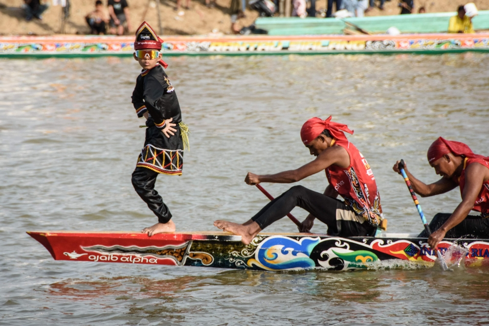 Viral 11-year-old boy’s boat dance helps draw 100,000 extra spectators ...