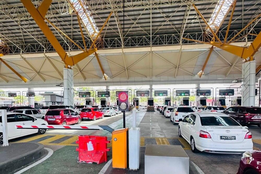 School holidays and Malaysia Day spark severe congestion at Bukit Kayu ...