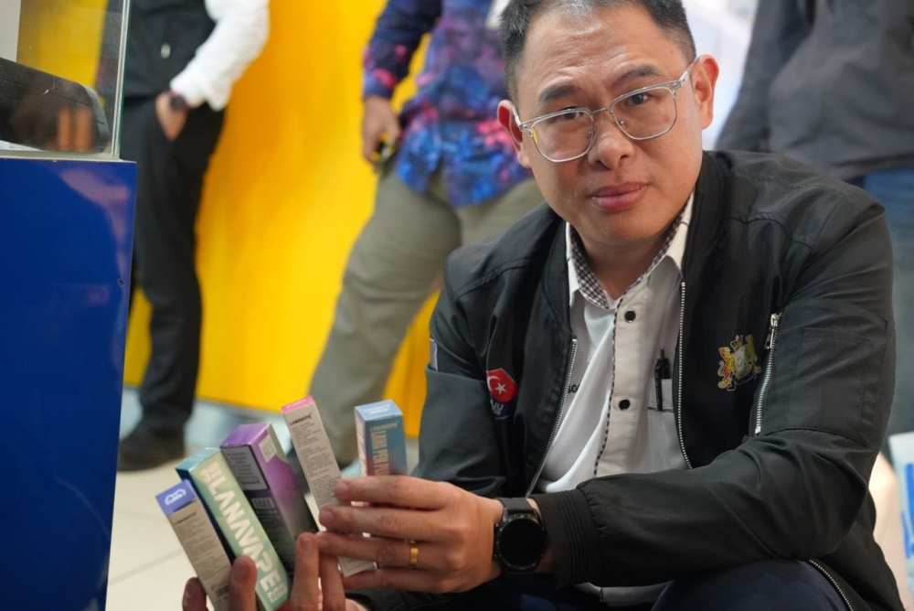 Exco: Johor seizes nearly 2,000 vape products; opens 10 investigation papers | Malay Mail Exco: Johor seizes nearly 2,000 vape products; opens 10 investigation papers | Malay Mail