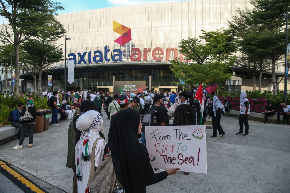 ‘I hope Malaysians will stand united’: Thousands pack Axiata Arena in ...