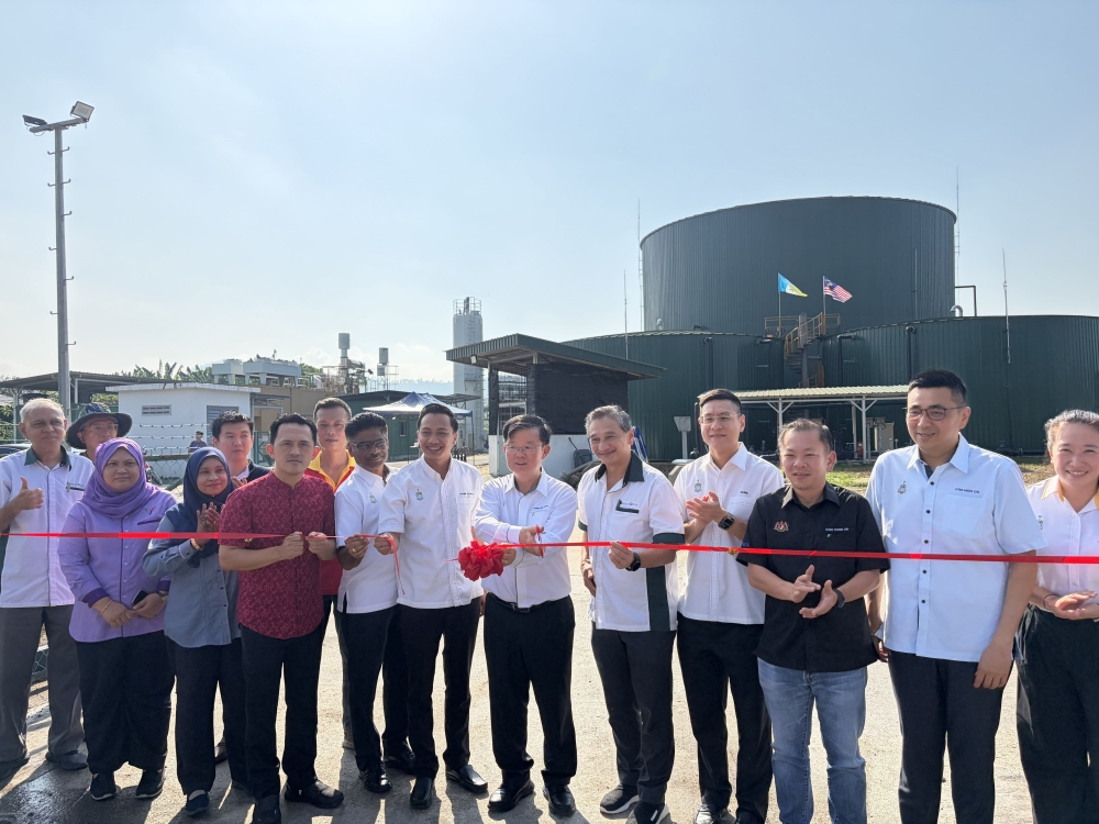 Penang Chief Minister Chow Kon Yeow (sixth from right) visits the Kampung Valdor Centralised Biogas Facility in South Seberang Perai. — Picture by Opalyn Mok