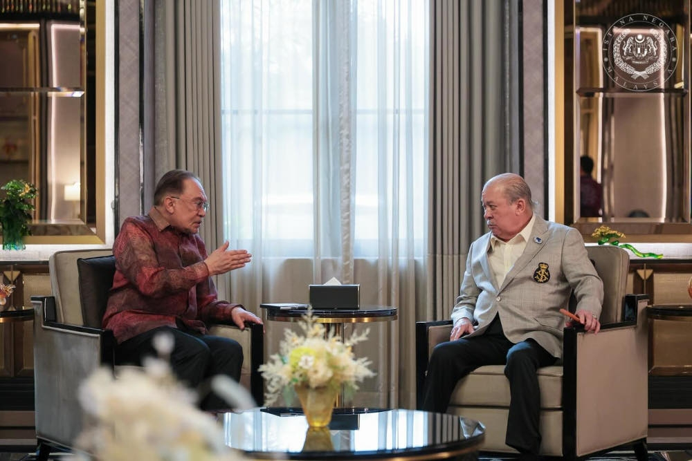 King meets PM Anwar to discuss federal administration, current issues ...