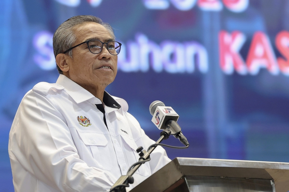 BDR doesn’t mean ‘Baring, duduk, rehat’: Chief Secretary warns civil servants as remote work policy starts April 15 Chief Secretary to the Government Tan Sri Shamsul Azri Abu Bakar delivers a speech during the MADANI Rakyat programme at the Tawau Community Hall on May 11, 2025. — Bernama pic
