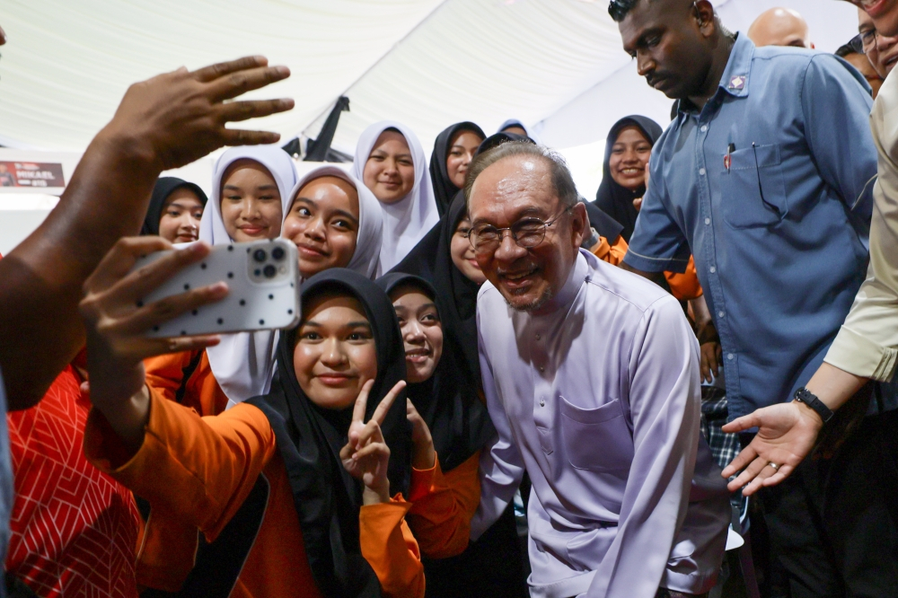 MDEC, Jakim to pilot AI learning facilities across selected institutions nationwide, says Anwar Prime Minister Datuk Seri Anwar Ibrahim takes a selfie with school students during the ‘Anak Pahang Madani’ Gathering at the Urban Transformation Centre (UTC) in Kuantan April 3, 2026. — Bernama pic