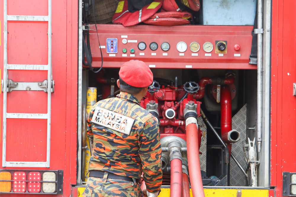 Two-acre forest fire in Seri Kembangan brought under control, says Fire Dept Selangor Fire and Rescue Department (JBPM) Operations Division assistant director Ahmad Mukhlis Mukhtar said the department received an emergency call regarding the incident at 9.27pm yesterday. — Picture by Choo Choy May .