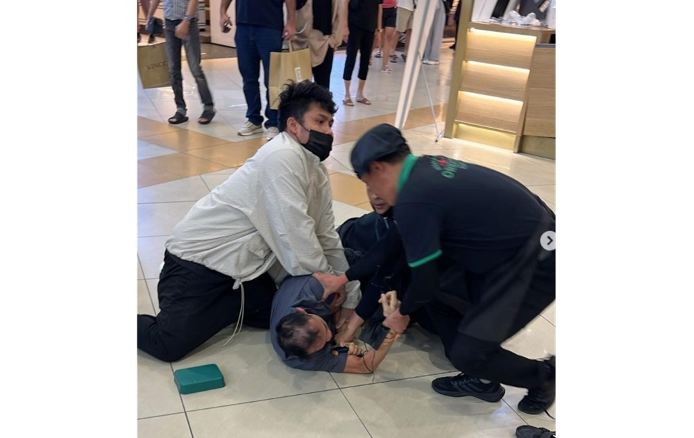 Oriental Kopi says staff stop snatch thief at Aeon Bukit Indah outlet in JB (VIDEO) Staff at an Oriental Kopi outlet in Johor stopped a snatch theft attempt yesterday after a man grabbed a customer’s bag and tried to flee. — Picture via Instagram/orientalkopi.asia