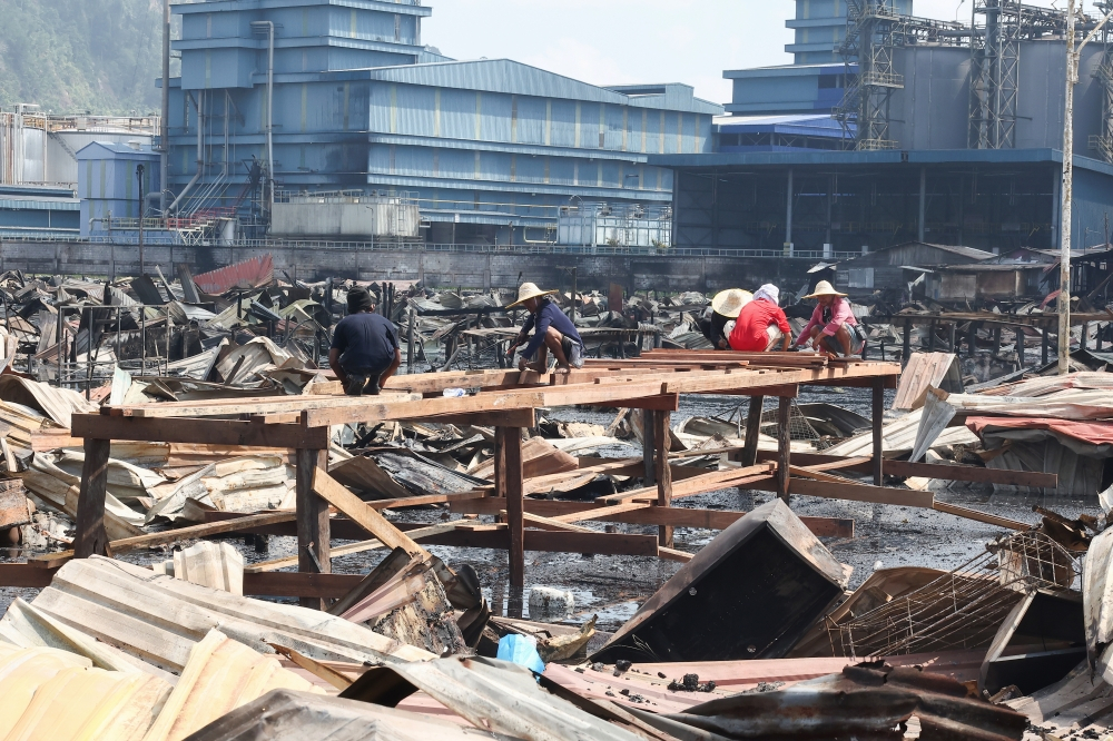 Anwar in Sabah to assess massive Kampung Bahagia fire damage Residents work together to build toilets and bathrooms for fire victims in Kampung Bahagia, Sandakan on April 21, 2026. — Bernama pic