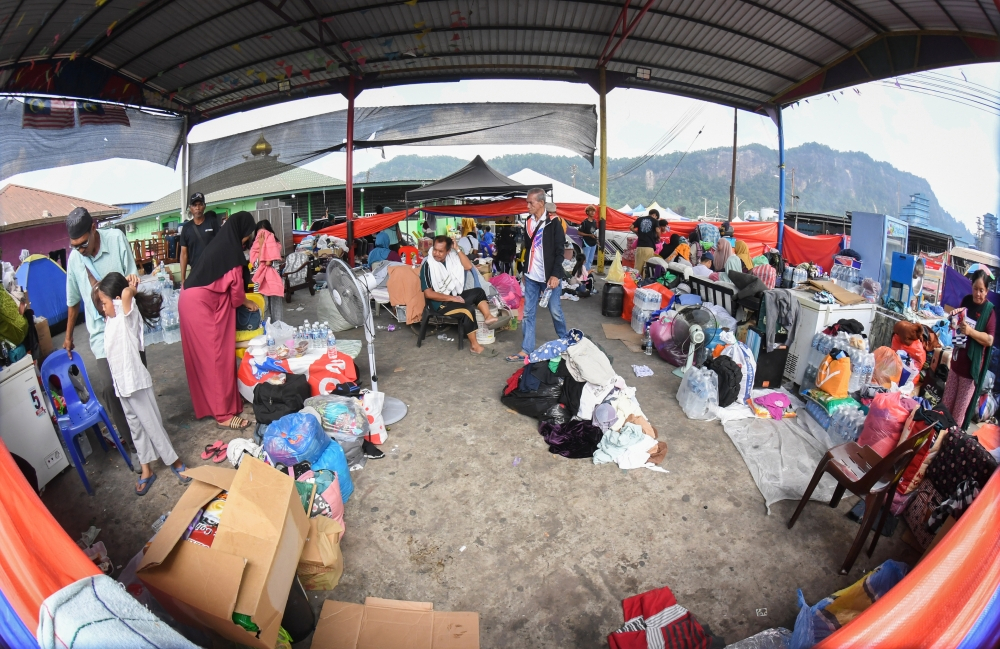 Sandakan fire: Eight relief centres set up for 1,912 residents who lost homes Fire victims use an open hall as a temporary shelter to guard their salvaged belongings after a fire destroyed 1,000 houses at Kampung Bahagia in Sandakan on April 21, 2026. — Bernama pic