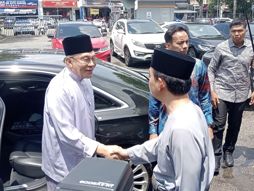 Anwar says Negeri Sembilan Undang dispute to be managed under state laws Prime Minister Datuk Seri Anwar Ibrahim said the Negeri Sembilan royal dispute should be managed at the state level. — Picture by Ben Tan