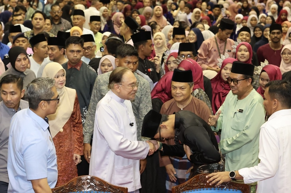 PM: No talks yet on postponing Johor, Melaka state polls due to energy crisis Anwar: Prime Minister Datuk Seri Anwar Ibrahim arrives at the Temenggong Ibrahim Teachers Education Campus in Johor Bahru April 24, 2026. — Picture by Ben Tan