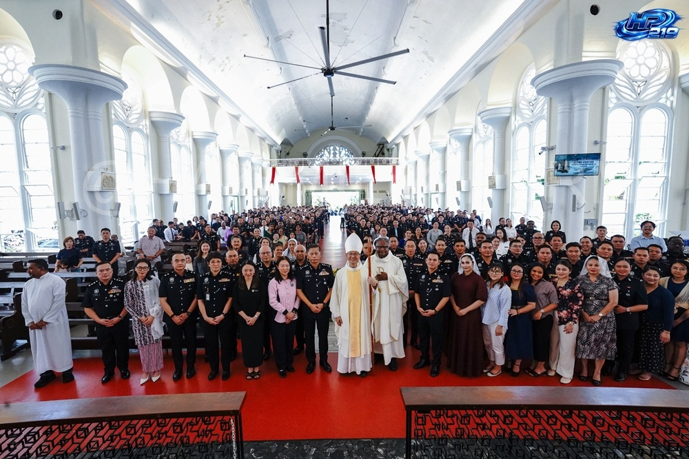 Hannah Yeoh joins PDRM Christian officers for 219th Police Day prayer at St John’s Cathedral in KL Members of the Royal Malaysia Police Christian community pose for a picture with Minister in the Prime Minister’s Office (Federal Territory) Hannah Yeoh, Bukit Aman Criminal Investigation Department (JSJ) Deputy Director (Forensic/Strategic Planning) DCP Datuk Dennis Lim Kwang Keng and Archbishop of Kuala Lumpur Julian Leow at St John’s Cathedral, Bukit Nanas, in conjunction with the 219th Police Day celebration April 24, 2026. — Picture via Facebook/Lance Corporal Norkhairunisa Ibrahim and Lance Corporal Bryanlie Mustin/Polis Diraja Malaysia ( Royal Malaysia Police )