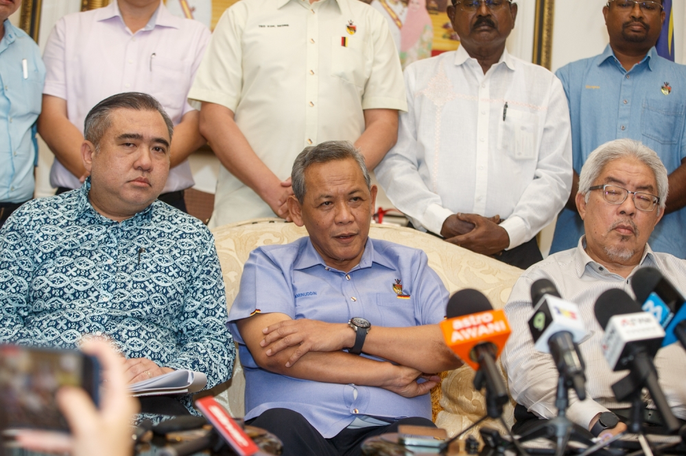 MB says Umno reps should have just tabled no-confidence motion in N. Sembilan assembly Negeri Sembilan Menteri Besar Datuk Seri Aminuddin Harun (centre) speaks during a press conference at his official residence in Seremban April 27, 2026. — Picture by Raymond Manuel