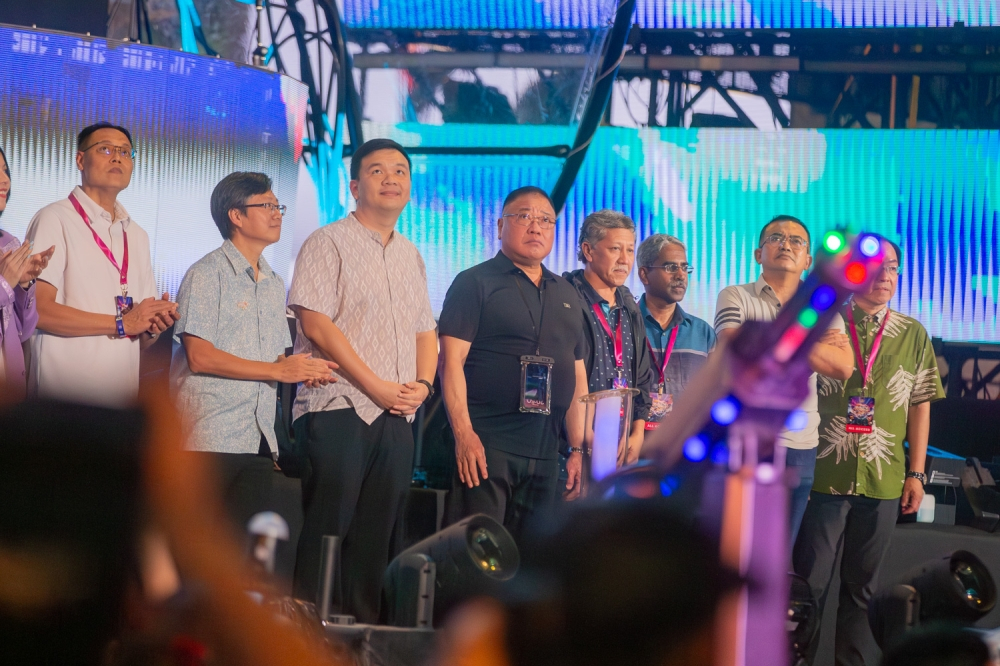 Tiong says Malaysia’s tourist arrivals continue to grow despite Middle East conflict Tourism, Arts and Culture Minister Datuk Seri Tiong King Sing (centre in black shirt) said that Malaysia has seen an increase in tourists from Asia and Europe despite the Middle East war. — Picture by Raymond Manuel