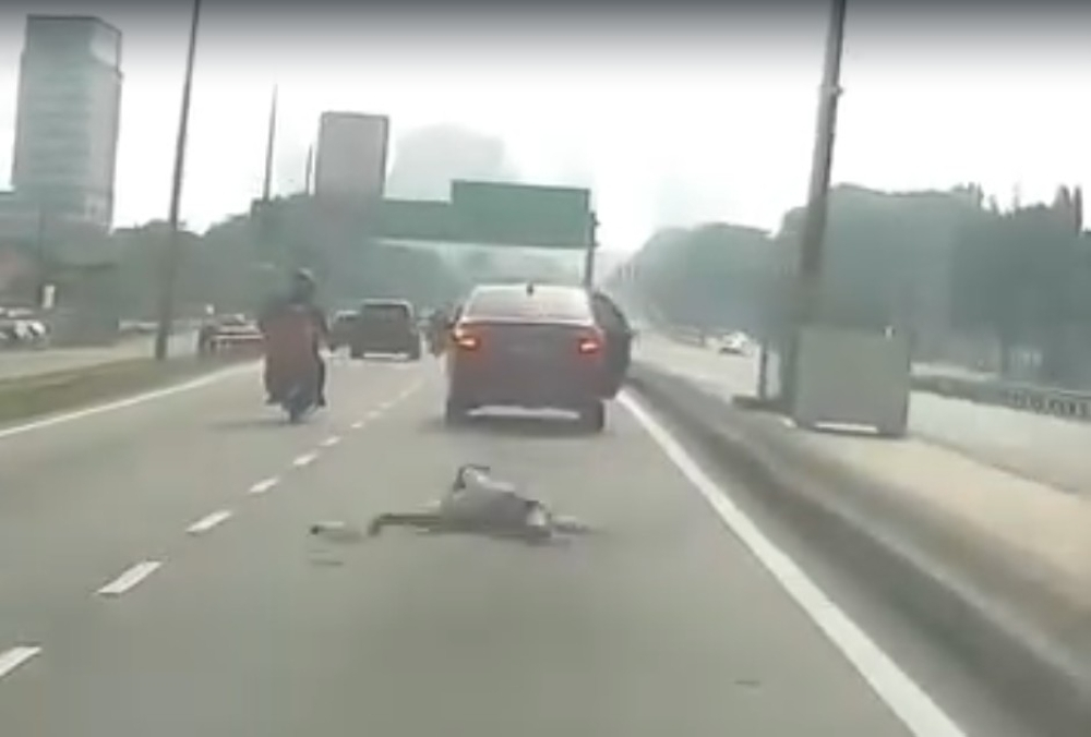Woman jumps out of moving car in Klang, cites fear of e-hailing driver ...