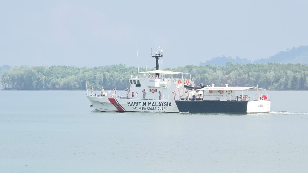 Semporna waters drama: Suspect dives into sea as MMEA seizes 575kg fertiliser for fish bombs The Malaysian Maritime Enforcement Agency (MMEA) seized 575 kilogrammes (kg) of ammonia fertiliser believed to be used to produce fish bombs in a boat abandoned in the waters of Pulau Bum Bum. — Picture via Facebook/Agensi Penguatkuasaan Maritim Malaysia