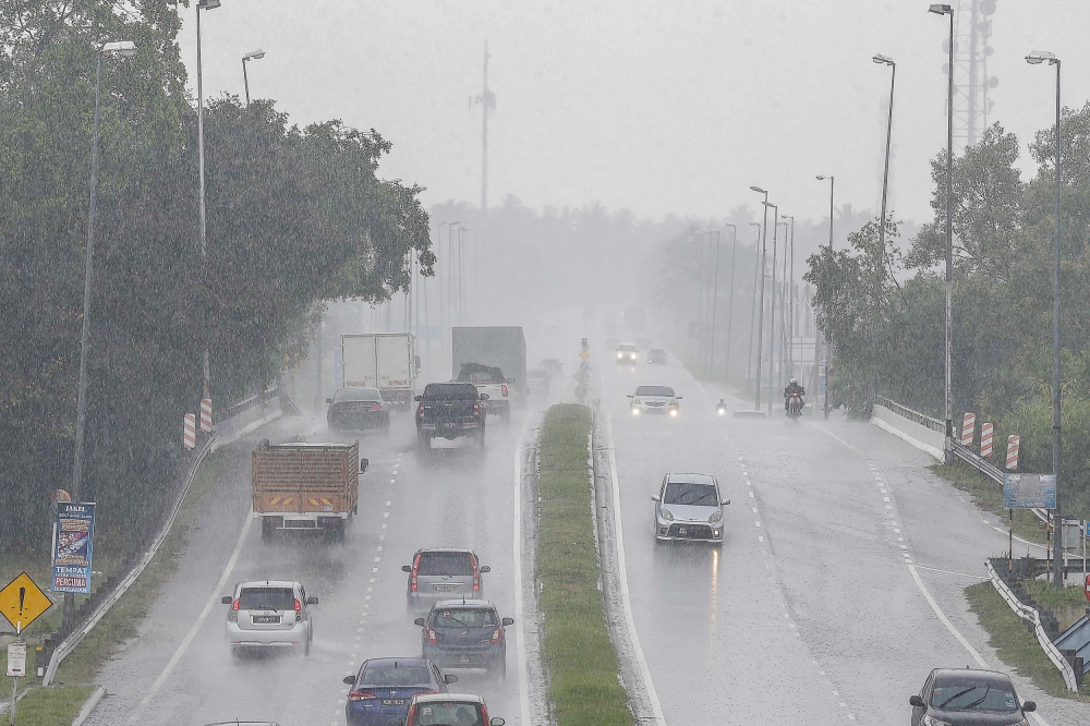 Commuters beware: MetMalaysia warns of heavy storms across Klang Valley and 10 states until 7pm Vehicles travel through heavy rain in Shah Alam on June 21, 2023. — Picture by Sayuti Zainudin