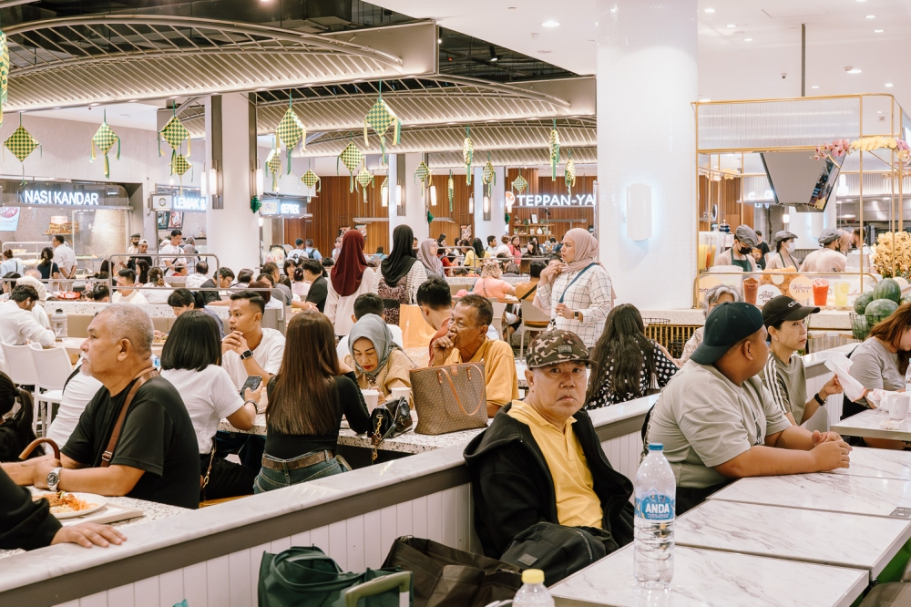 Malaysia is expensive? Local tourism group say perception matters more than numbers Shoppers dine at a food court in Bukit Bintang in Kuala Lumpur. Tour operators warn that online claims could reshape Indonesian travel behaviour to Malaysia and urged Putrajaya to counter the ‘high cost’ perception by pushing value tourism points before the industry takes a serious hit. — Picture by Raymond Manuel