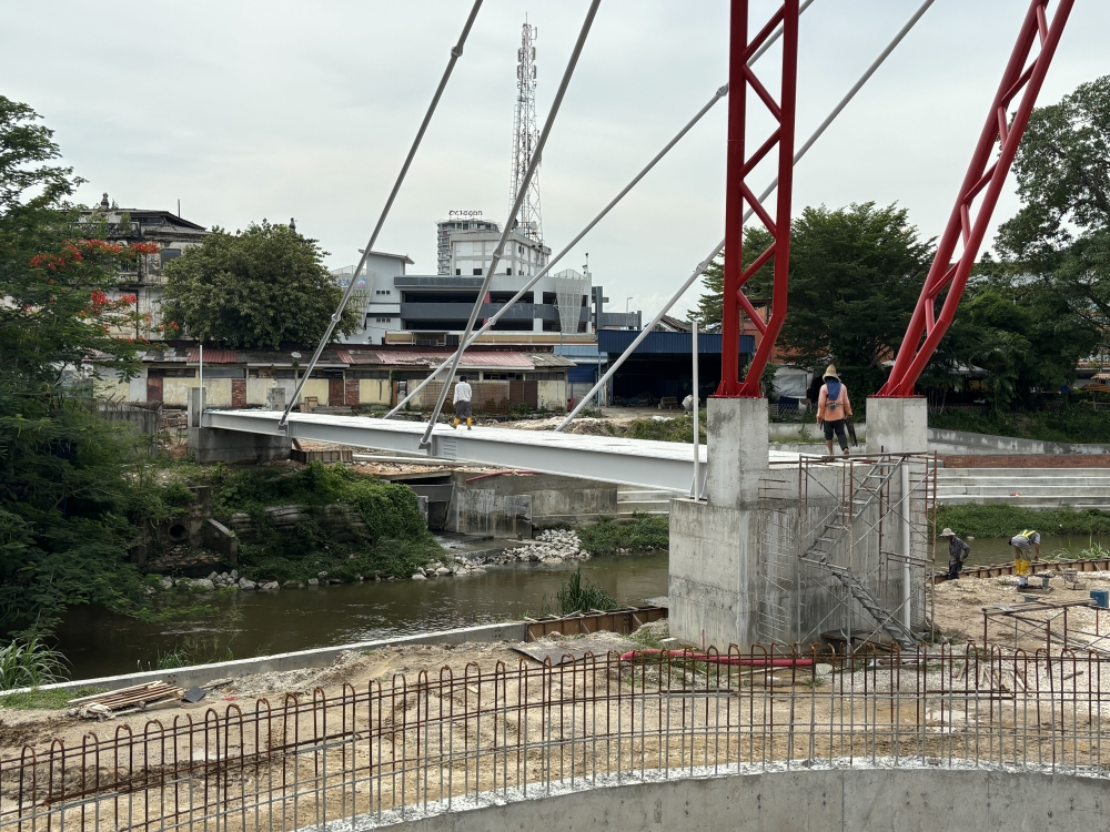 Park once, walk everywhere: Ipoh plans car-free tourist route with new bridge linking Old and New Towns A pedestrian bridge being built over Sungai Kinta near Hugh Low Street in Ipoh, which is set to reshape how people move between Ipoh’s Old Town and New Town. — Picture by John Bunyan