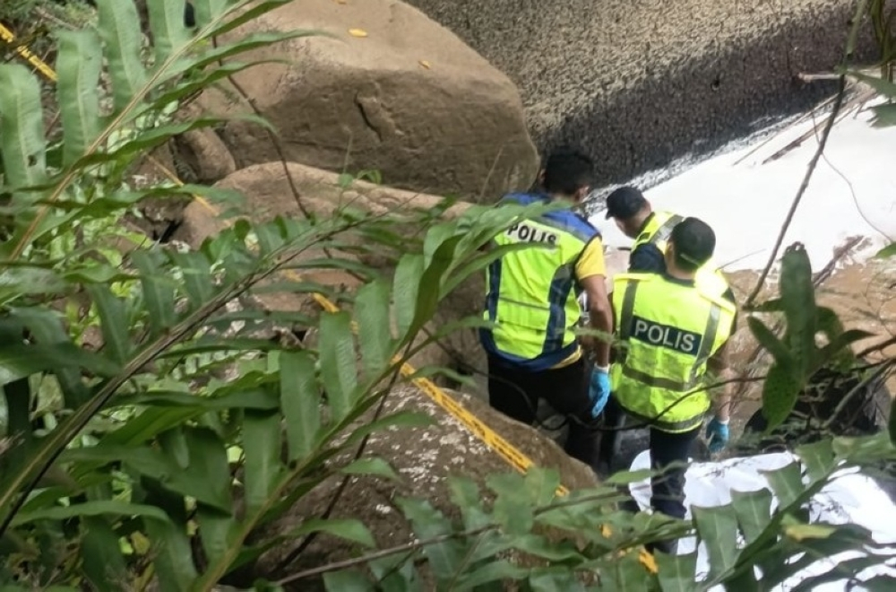 Sabah police confirm body of missing Tenom boarding school student found on riverbank A 19-year-old student reported missing from a boarding school was found dead on a riverbank near the Pangie hydroelectric dam. — The Borneo Post pic