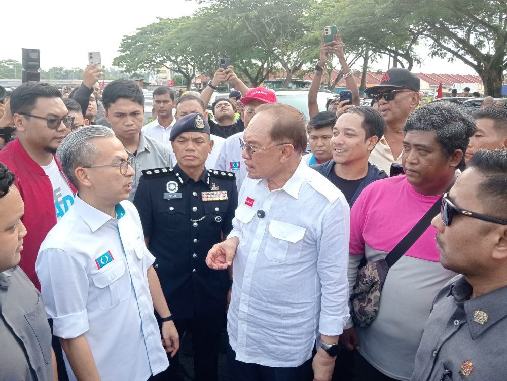 Anwar says he wants good faith talks with Zahid after Johor BN election stance Pakatan Harapan chairman Datuk Seri Anwar Ibrahim (centre) and the coalition’s communications director Datuk Fahmi Fadzil greet residents during a community event at the Taman Desa Mutiara People’s Housing Project (PPR) in Johor Bahru May 17, 2026. — Picture by Ben Tan