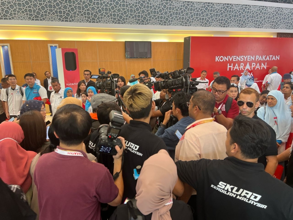 Pakatan secretariat to review media complaint over alleged rough treatment at convention, says Fahmi The alleged altercation involving media practitioners and security personnel at the Persada Johor International Convention Centre during the 2026 Pakatan Harapan Convention. May 19, 2026. — Picture by Ben Tan
