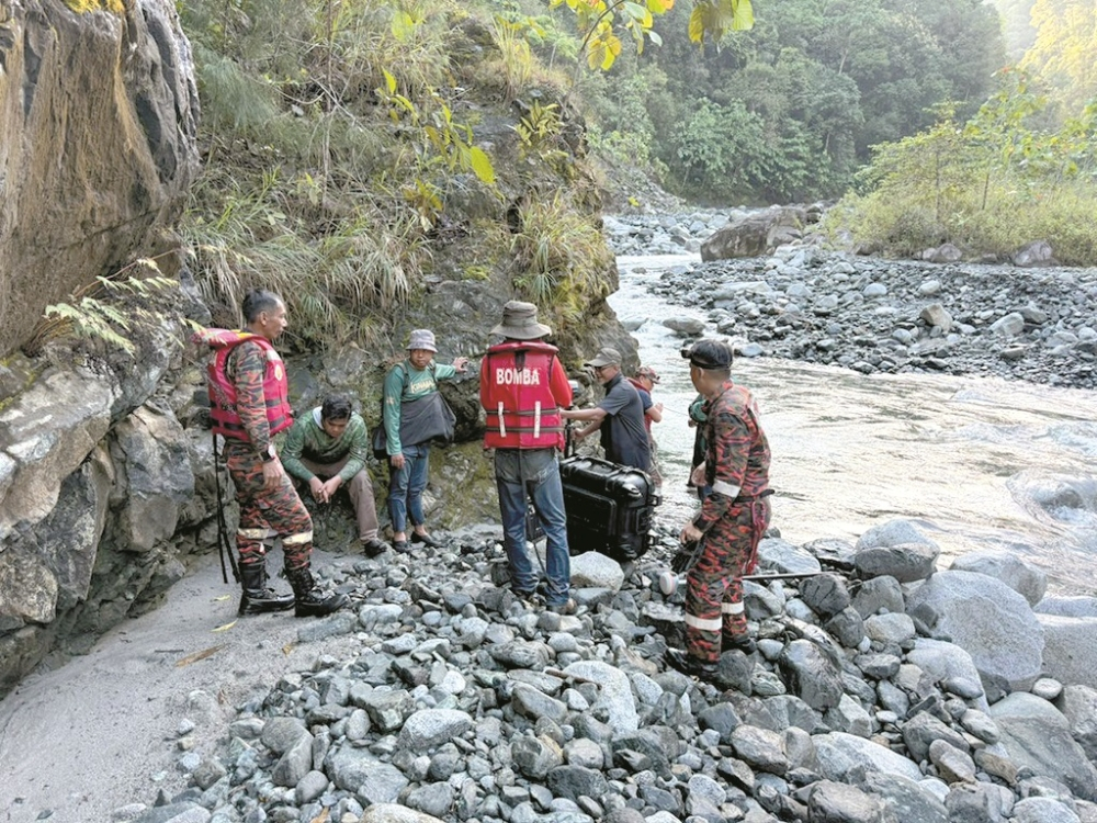 Firefighters battle darkness, steep terrain and dead torch batteries to rescue five stranded surveyors in Kota Belud Sabah Fire and Rescue Department rescued five men stranded across a river in Kampung Melangkap, Kota Belud, after an overnight operation. — Daily Express pic