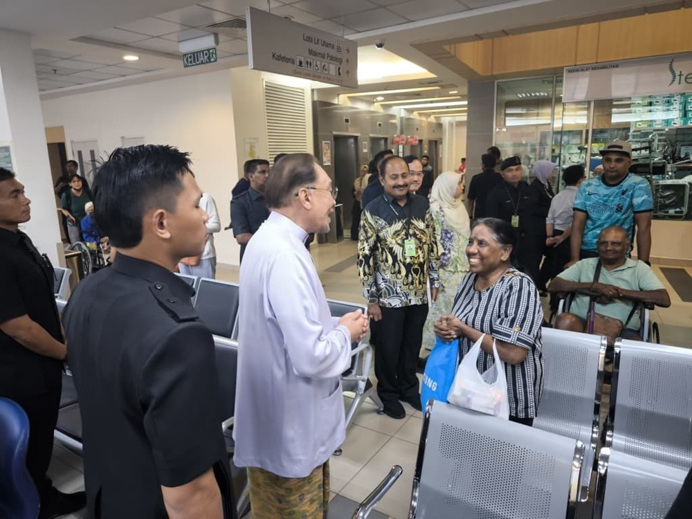 Anwar visits HKL, meets patients and thanks healthcare workers Prime Minister Datuk Seri Anwar Ibrahim today visited the Kuala Lumpur Hospital (HKL) to observe its operations while meeting patients as well as members of the public receiving treatment at the hospital. — Picture via Facebook/Anwar Ibrahim
