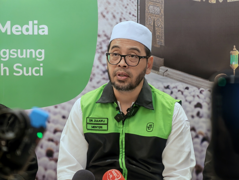 Religious affairs minister urges Muslims, Malaysians to embrace spirit of Rukun Negara and respect royal institution Minister in the Prime Minister’s Department (Religious Affairs) Dr Zulkifli Hasan has called on Muslims and Malaysians to continue appreciating the spirit of the Rukun Negara, while respecting the royal institution and the nation’s unity. — Bernama pic
