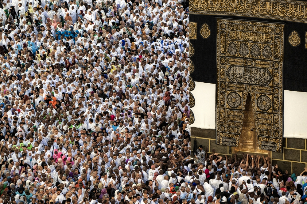Haj pilgrims from Malaysia head to Arafah, 31,600 prepare for wukuf ritual tomorrow A total of 31,600 Malaysian Haj pilgrims, among the 1.5 million Muslims from around the world performing the pilgrimage this year. — Bernama pic
