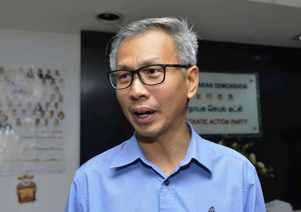 Academic input needed as police probe Tony Pua’s remarks on monarchy and Rukun Negara The police will call an academic expert on the Federal Constitution on June 3 to assist in investigations into a Facebook post by former Damansara MP Tony Pua. — Malay Mail pic