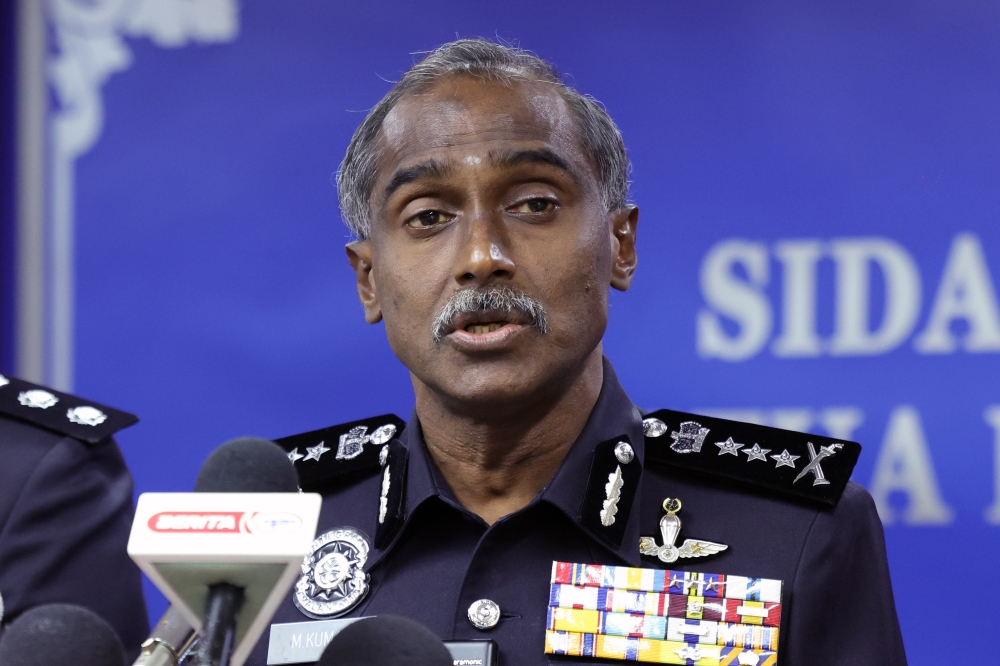 Bukit Aman to meet former MACC chief Azam Baki next week over Albert Tei threat allegations Bukit Aman Criminal Investigation Department (CID) director Datuk M. Kumar said police will meet former MACC chief Tan Sri Azam Baki next week as part of investigations into alleged threats against businessman Albert Tei. — Bernama pic