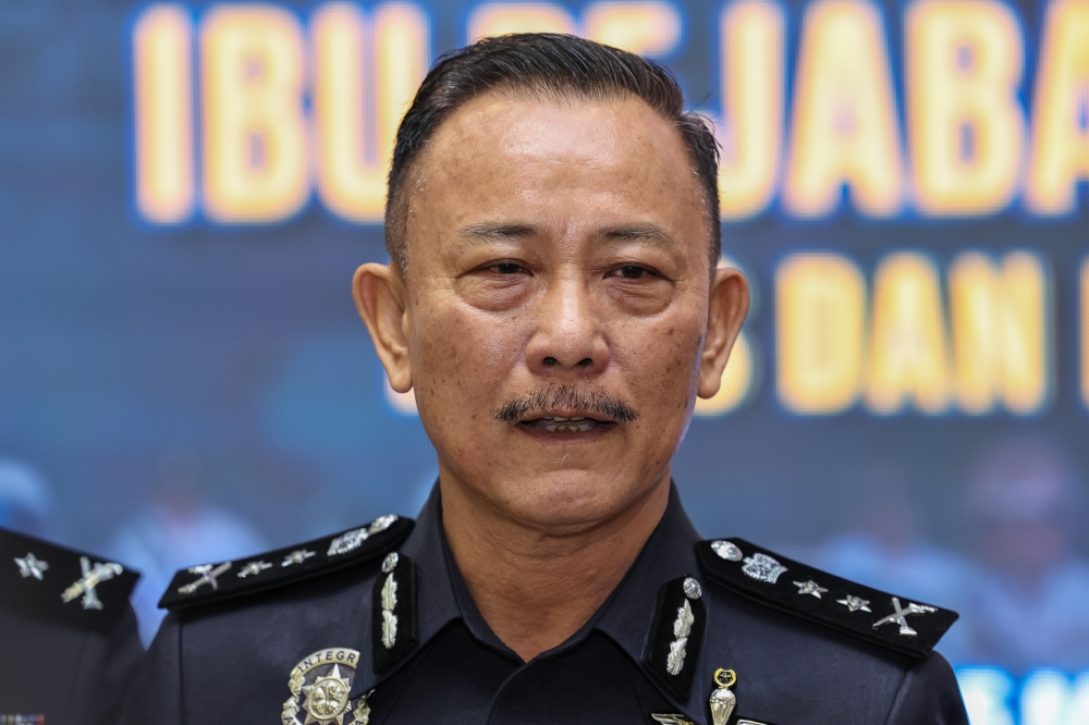 Johor police: Secret society recruitment dispute behind fatal Pekan Nanas hacking, seven to be charged with murder Acting Johor police chief Deputy Commissioner Hoo Chuan Huat said seven suspects have been arrested in connection with the fatal hacking and will be charged in the Magistrate’s Court today. — Bernama pic