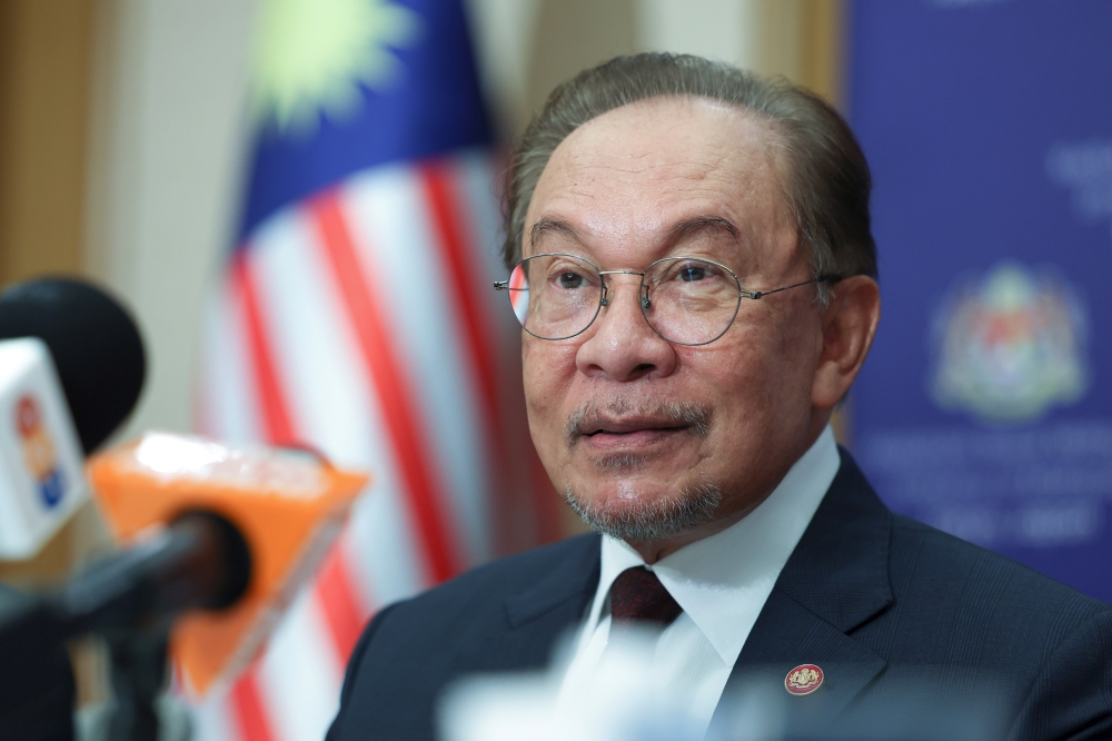 Anwar vows no compromise in anti-corruption fight, backs stronger MACC This was stated by him during a courtesy call from MACC Chief Commissioner Datuk Seri Abdul Halim Aman in Putrajaya yesterday. — Bernama file pic