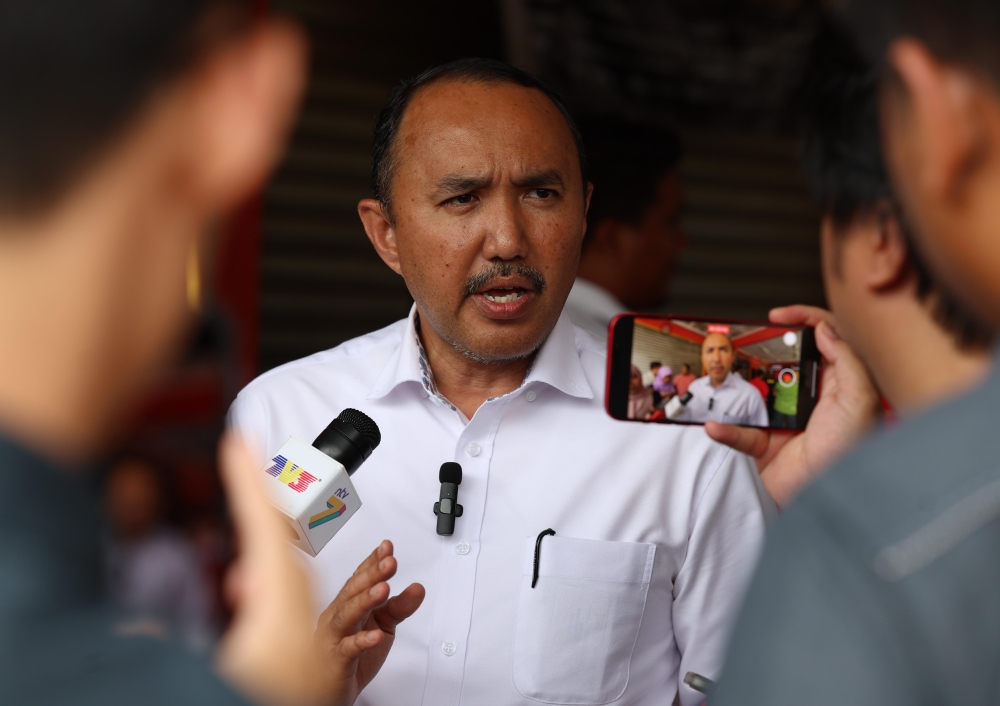 Kulai Barisan chief dismisses claim Johor Pakatan reps denied state funds, says opposition assemblymen get RM200,000 yearly Kulai BN chairman Datuk Mohd Jafni Md Shukor has reportedly dismissed as baseless claims that PH assemblymen in Johor received no state allocations, saying every opposition assemblyman was given RM200,000 annually. — Bernama pic