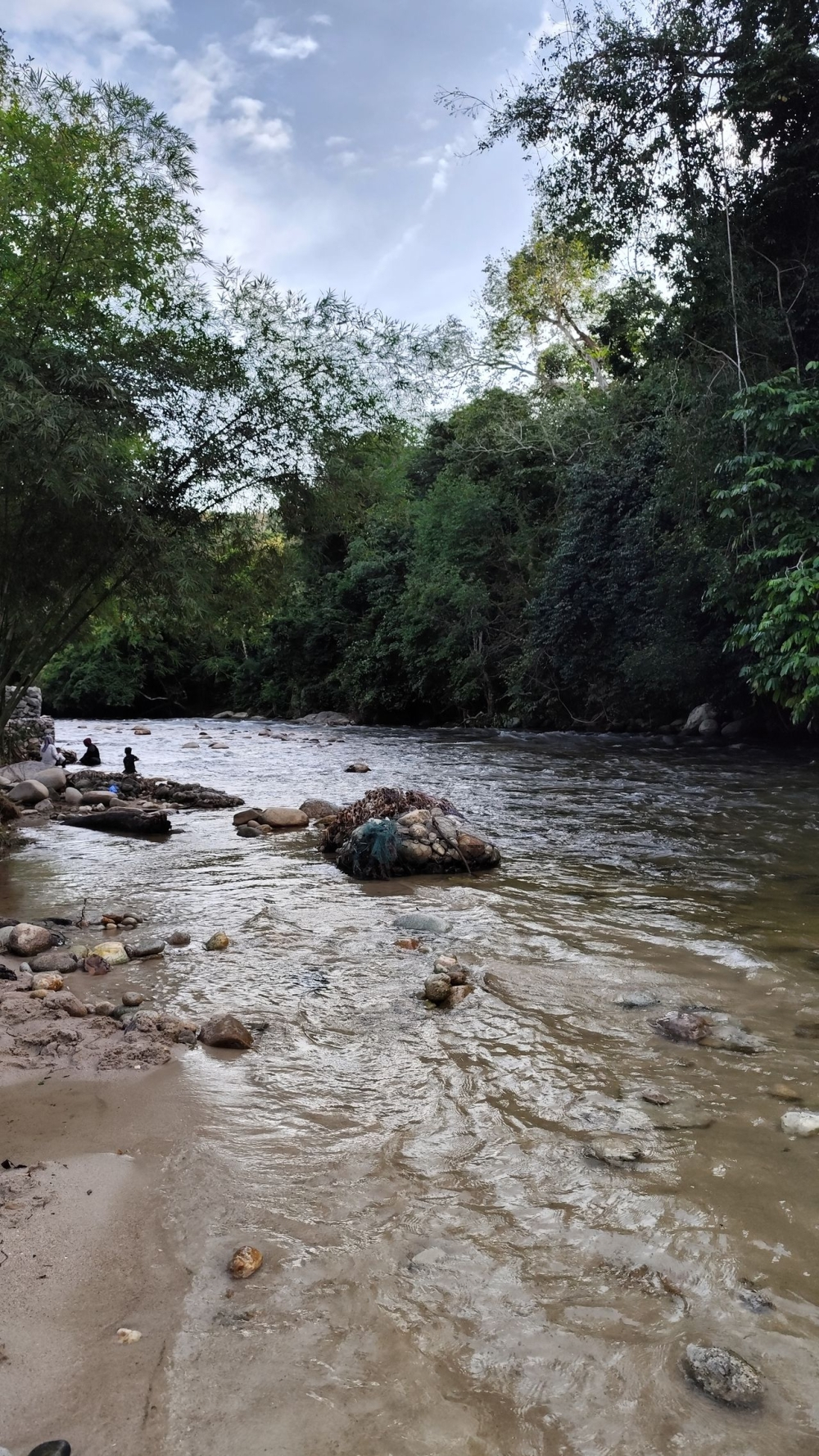 Diarrhoea, vomiting claims spark probe at Janda Baik river, Pahang health dept steps up checks The Pahang State Health Department (JKNP) is conducting an investigation following allegations that several visitors experienced symptoms of diarrhoea, vomiting and fever after bathing in a river at a recreational area near Bentong recently. — Pexels pic/Saiful Hadi
