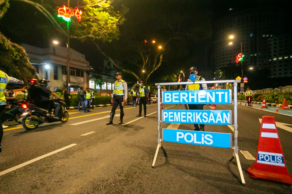 Some things you should know about Malaysia’s proposed new traffic law, including minimum RM500 speeding fine The Malaysian government is proposing legal amendments that would raise the minimum fine for driving without a licence and speeding from RM300 to RM500, while also introducing a specific offence for street racing. — Picture by Raymond Manuel